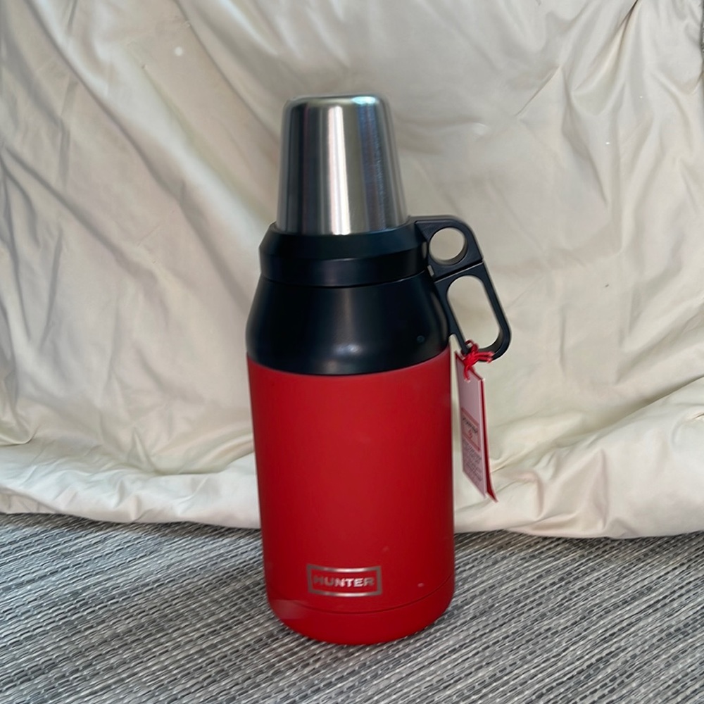 Hunter 64oz drink container and cup set. Red. NWT